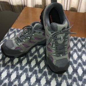 Women’s 9.5 merrell Moab low hiking shoe